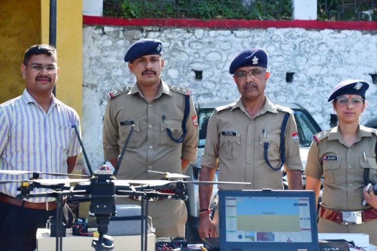 “अब ट्रैफिक जाम और हुड़दंगियों की खैर नहीं!आसमान से हर गतिविधि पर नजर रखेगी हाईटेक नैनीताल पुलिस। ड्रोन टेक्नोलॉजी से कैंची धाम मेला और पर्यटन सीजन होगा सुरक्षित व जाम-मुक्त”