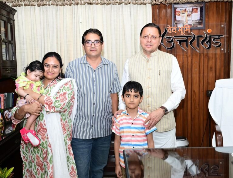 “मुख्यमंत्री पुष्कर सिंह धामी के दरबार पहुंचे वरिष्ठ पत्रकार हेम भट्ट, परिवार संग की महत्वपूर्ण मुलाकात — सीएम ने पुलिस अधिकारियों को दिए निष्पक्ष जांच और जल्द न्याय दिलाने के कड़े निर्देश”