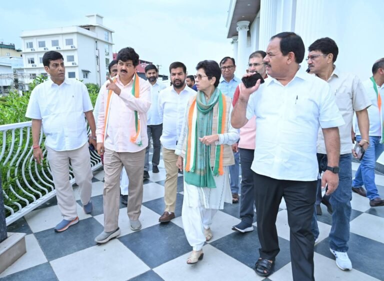 “देहरादून से दिखेगा कांग्रेस का दम! राहुल गांधी के प्रस्तावित दौरे से पहले नेताओं की बड़ी बैठक, कार्यक्रम स्थल का निरीक्षण कर तैयारियों को दिया अंतिम रूप”