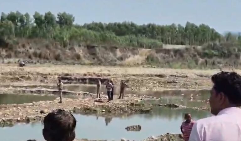 “खौफनाक मंजर: पानी में छिपे बैठे मगरमच्छ का जानलेवा हमला, 12 साल के मासूम को खींच ले गया मौत के मुंह में — रुड़की का बुग्गावाला दहशत और मातम में डूबा”