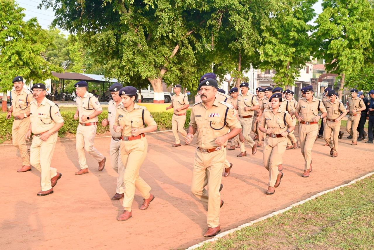 “जवानों संग मैदान में दौड़े SSP, परेड ग्राउंड में दिखा जोश और अनुशासन का दम — बोले, “हर रिक्रूट को बनाएंगे बेस्ट कैडेट”, नए बोलेरो वाहन को पूजा के बाद किया रवाना”