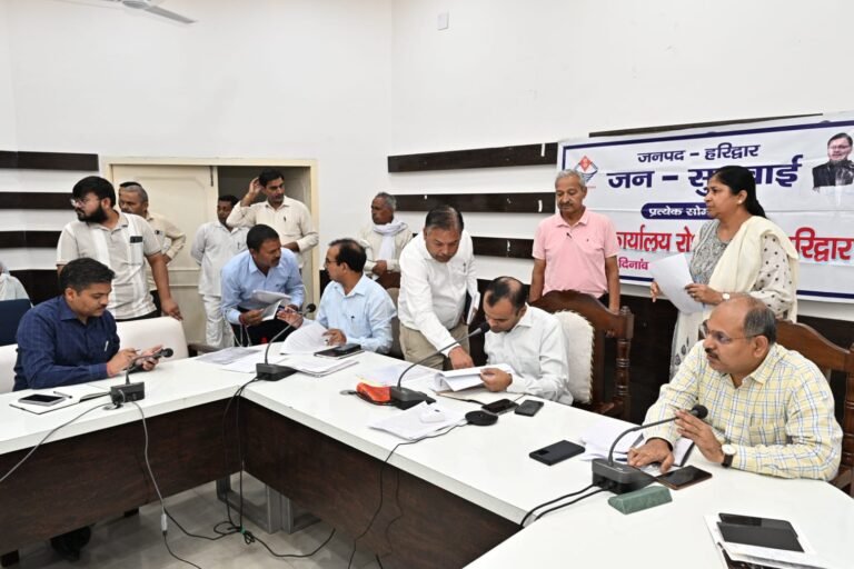 “हरिद्वार जनसुनवाई में डीएम मयूर दीक्षित का बड़ा एक्शन, 72 शिकायतों पर तुरंत कार्रवाई, बोले- जनता की समस्याओं में लापरवाही करने वाले अधिकारियों पर होगी सख्त कार्रवाई!”