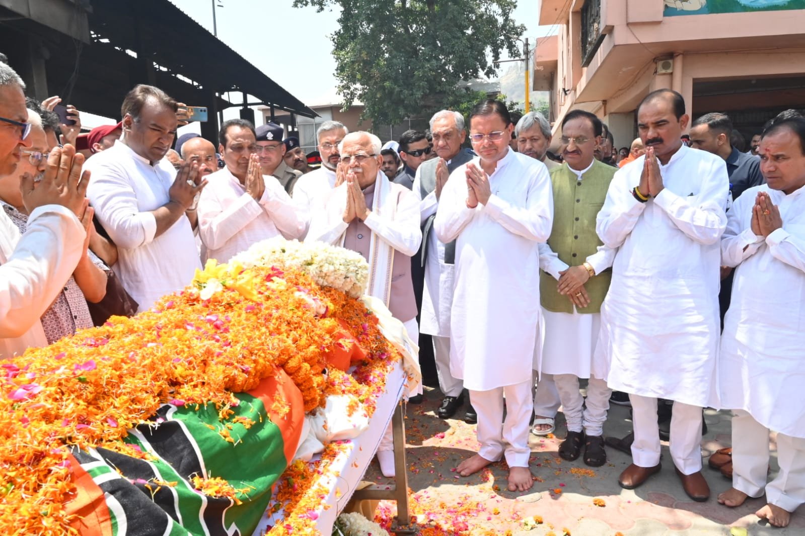 “राजकीय सम्मान के साथ पंचतत्व में विलीन हुए भुवन चंद्र खंडूरी, खड़खड़ी घाट पर उमड़ा जनसैलाब… नम आंखों से दी गई ‘ईमानदार राजनीति’ के प्रहरी को अंतिम विदाई”