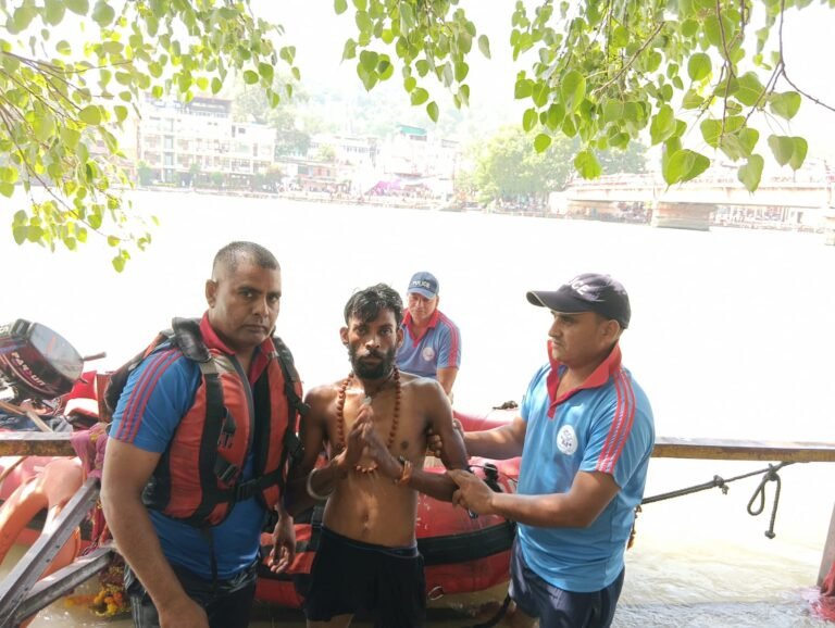 “हरिद्वार में गंगा बनी काल, लेकिन देवदूत बनकर पहुंचे आपदा राहत दल के जवान! तेज बहाव में बह रहे दो श्रद्धालुओं की थम गई थीं सांसें, जवानों ने जान की बाजी लगाकर मौत के मुंह से छीन लाई जिंदगी”