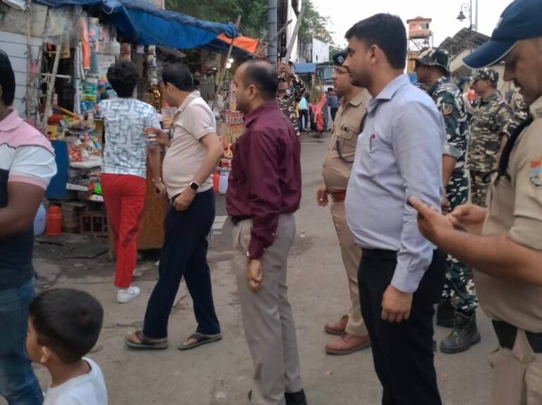 “हर की पौड़ी से भीमगोड़ा तक चला जिलाधिकारी मयूर दीक्षित का सख्त अभियान, फुटपाथ-नालियों पर कब्जा करने वालों में मचा हड़कंप, कांवड़ और चारधाम यात्रा से पहले अतिक्रमणकारियों को दो टूक चेतावनी”