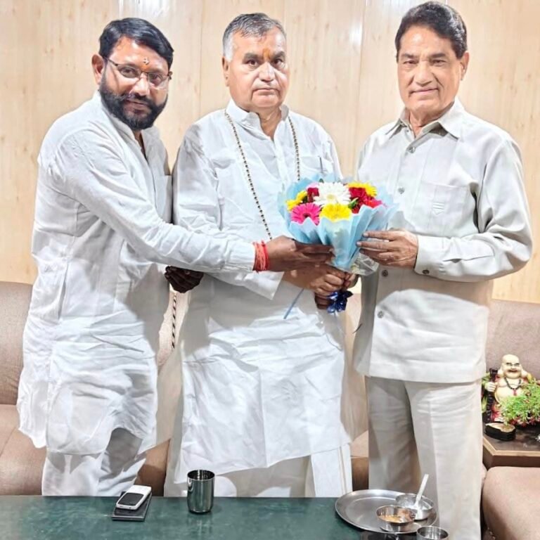 “हरिद्वार कांग्रेस में बढ़ी सियासी सरगर्मी, मनोज धनगर ने सांसद सतपाल ब्रह्मचारी और सुरेन्द्र सिंह नेगी से मुलाकात कर लिया आशीर्वाद”