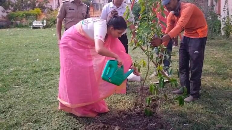 “ग्रीन कुंभ 2027” का महाअभियान शुरू — हरित हरिद्वार बनाने के लिए उमड़ा जनसैलाब, मेलाधिकारी सोनिका ने रोपा रुद्राक्ष का पौधा!