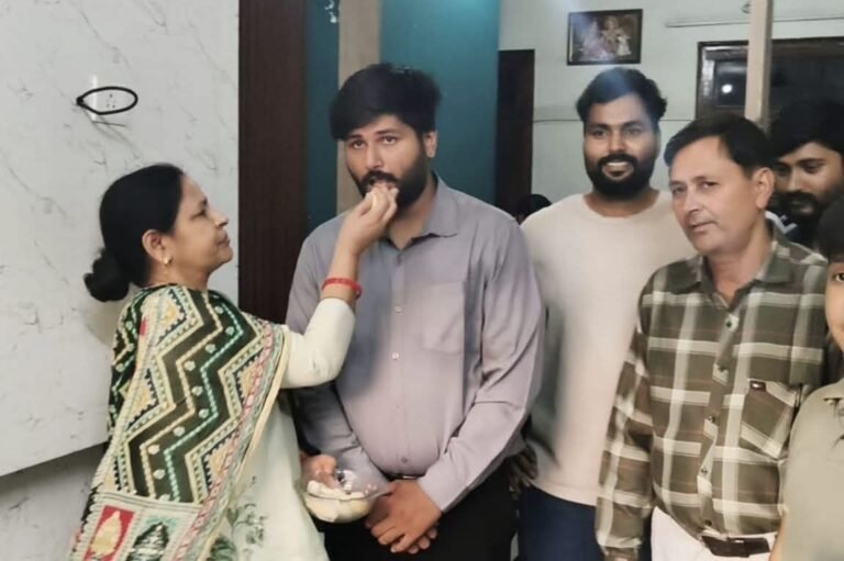 “साल के संघर्ष का मिला सुनहरा फल! PCS परीक्षा पास कर विशाल सैनी बने जिला ग्रामोद्योग अधिकारी, रुड़की में जश्न का माहौल”
