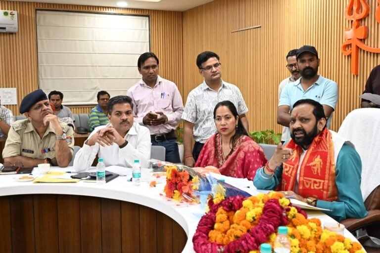 “हरिद्वार में सफाई कर्मचारियों के हक की बड़ी लड़ाई! “10 साल से संविदा पर काम कर रहे सफाई कर्मियों को नियमित करो, उत्पीड़न हुआ तो होगी कार्रवाई” — भगवत प्रसाद मकवाना”
