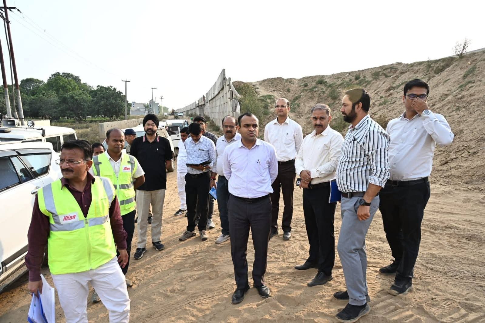 “कांवड़ यात्रा और कुंभ-2027 से पहले हरिद्वार में हाई अलर्ट!डीएम मयूर दीक्षित पहुंचे निर्माणाधीन फ्लाईओवर पर, बोले— 30 जून तक हर हाल में पूरा करें काम, नहीं चलेगी कोई ढिलाई!”