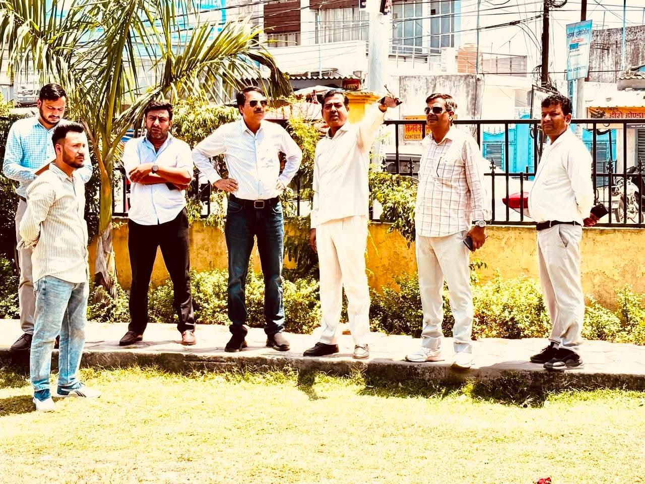 “बहादराबाद के दीनदयाल उपाध्याय उद्यान में पहुंचे विधायक आदेश चौहान, पार्क की बदहाल व्यवस्थाओं पर लिया संज्ञान, बोले— बच्चों, बुजुर्गों और महिलाओं को मिलेंगी आधुनिक सुविधाएं!”