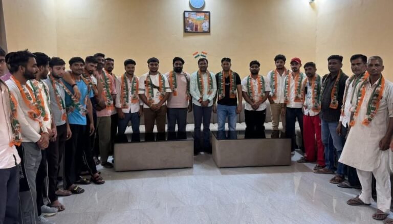 “झबरेड़ा में कांग्रेस का युवा शक्ति प्रदर्शन! सैकड़ों युवाओं ने थामा कांग्रेस का हाथ, विधायक वीरेंद्र जाति बोले— 2027 में युवा लिखेंगे बदलाव की नई इबारत”