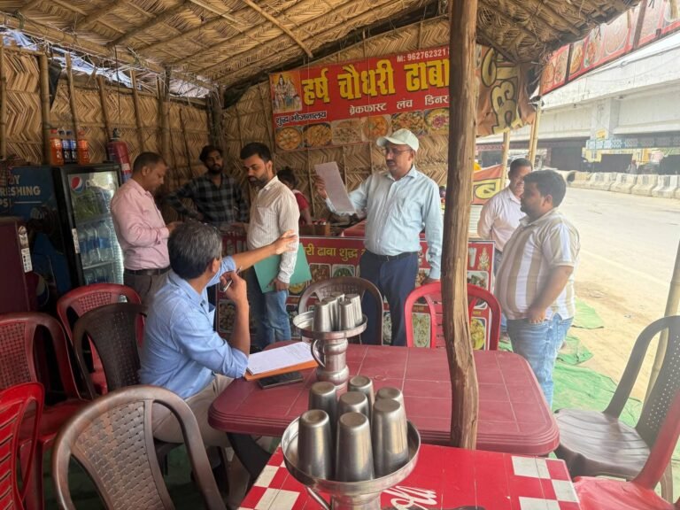 “चारधाम यात्रा में खाद्य विभाग का बड़ा एक्शन: 15 होटल-ढाबों पर छापा, 6 को नोटिस, खुले पनीर पर चला बुलडोजर, मसालों के नमूने जांच को भेजे गए”