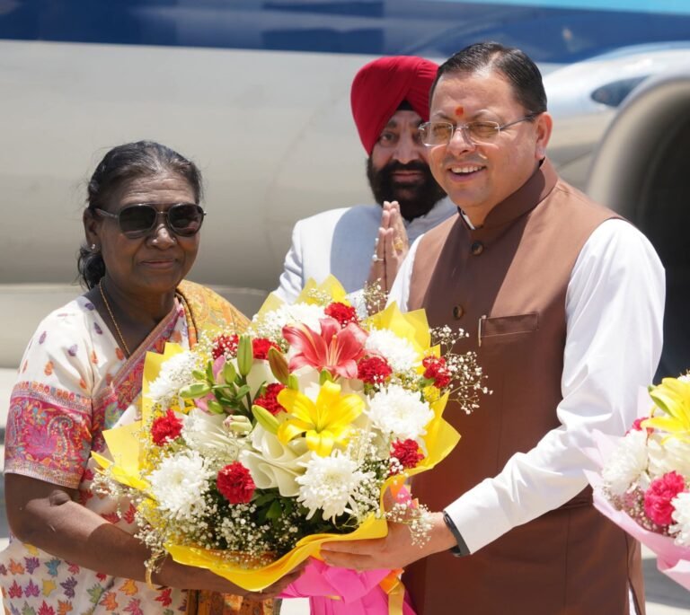 “देवभूमि पहुंचीं राष्ट्रपति द्रौपदी मुर्मु, जौलीग्रांट एयरपोर्ट पर मुख्यमंत्री धामी ने किया भव्य स्वागत, उत्तराखंड में उत्साह का माहौल”