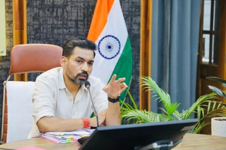 “डीएम आशीष चौहान की संवेदनशील पहल: अब गंभीर बीमारियों से जूझते बच्चों का होगा मुफ्त इलाज, आर्थिक तंगी नहीं बनेगी जिंदगी बचाने में बाधा”
