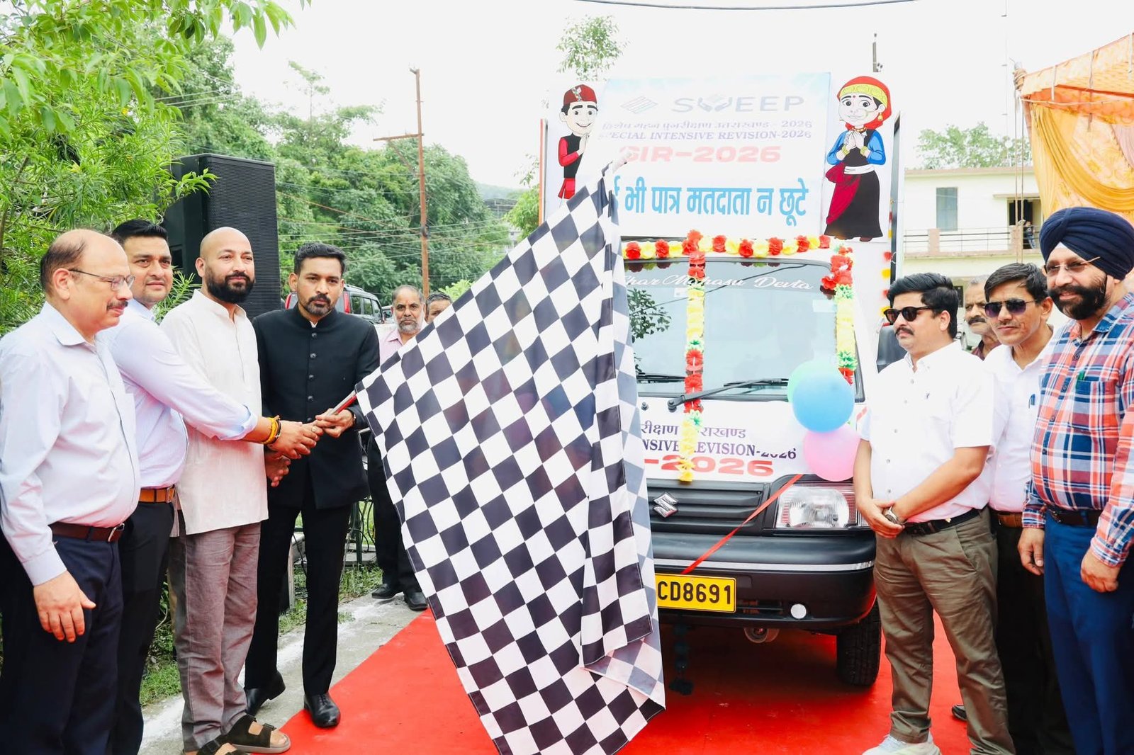 “देहरादून में मतदाता जागरूकता का महाअभियान: डीएम आशीष चौहान ने रवाना किए जागरूकता रथ, 7 जुलाई तक घर-घर पहुंचेगा विशेष पुनरीक्षण अभियान”