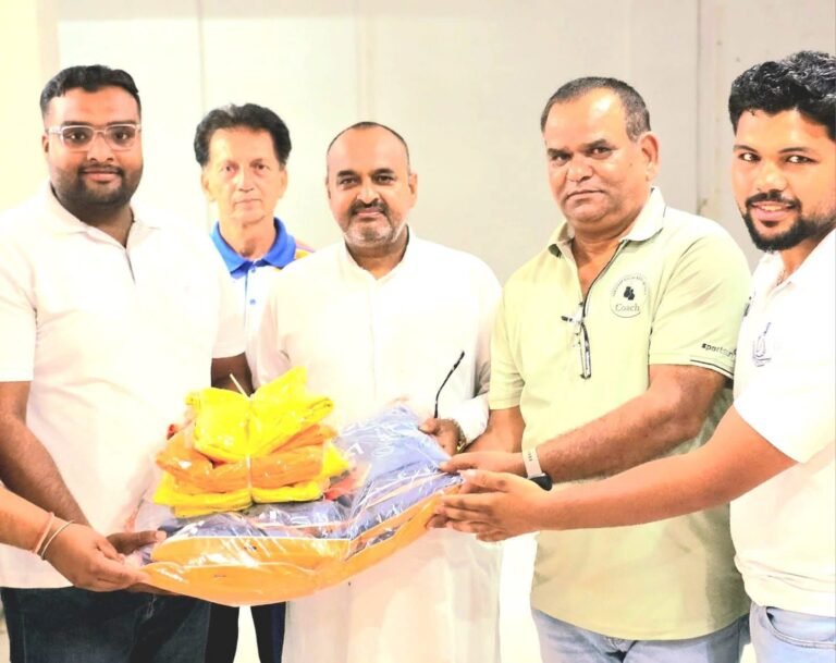 “हरिद्वार मुक्केबाजी संघ ने बढ़ाया खिलाड़ियों का हौसला, आम बैठक में कोच और बॉक्सरों को ट्रैकसूट-टीशर्ट देकर किया सम्मानित, खेल प्रतिभाओं को राष्ट्रीय स्तर तक पहुंचाने का लिया संकल्प”