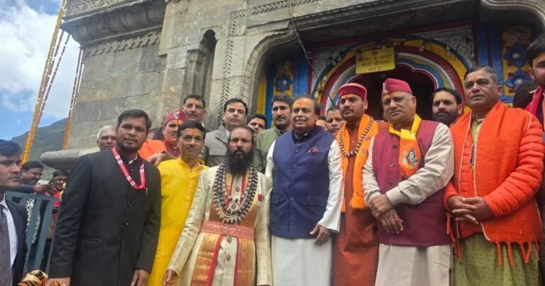 “बदरीनाथ-केदारनाथ पहुंचे मुकेश अंबानी, देश की खुशहाली के लिए की विशेष पूजा; मंदिरों की व्यवस्थाओं हेतु दिए 10 करोड़ रुपये”