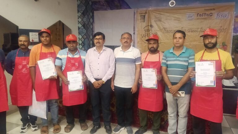 “महिमानन्द जोशी की पहल से रुड़की में फूड कारोबारियों को मिला खाद्य सुरक्षा का गुर, फास्टटेक प्रशिक्षण में 50 प्रतिभागियों ने सीखे स्वच्छता और लाइसेंसिंग के अहम नियम”