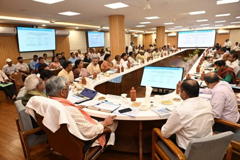 “जनहित सर्वोपरि: दिशा समिति की बैठक में त्रिवेंद्र रावत ने अधिकारियों को दी चेतावनी, योजनाओं का लाभ हर जरूरतमंद तक पहुंचाना होगा”