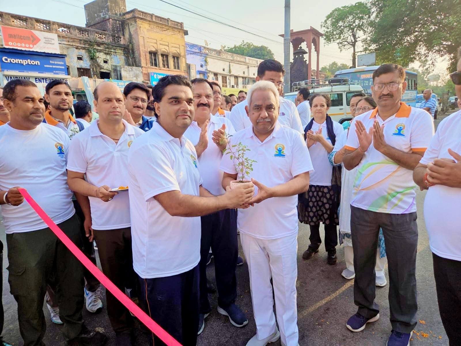 “हरिद्वार में योग का महाकुंभ: आयुष मंत्री मदन कौशिक ने दिखाई “रन फॉर योगा” को हरी झंडी, हजारों कदमों ने दिया स्वस्थ भारत का संदेश”