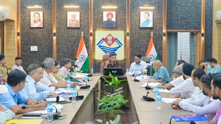 “देहरादून उद्योग मित्र बैठक: डीएम आशीष चौहान का बड़ा एक्शन, उद्योगों की समस्याओं के समाधान को बनाया मिशन, अतिक्रमण और लापरवाह अधिकारियों पर सख्त चेतावनी”
