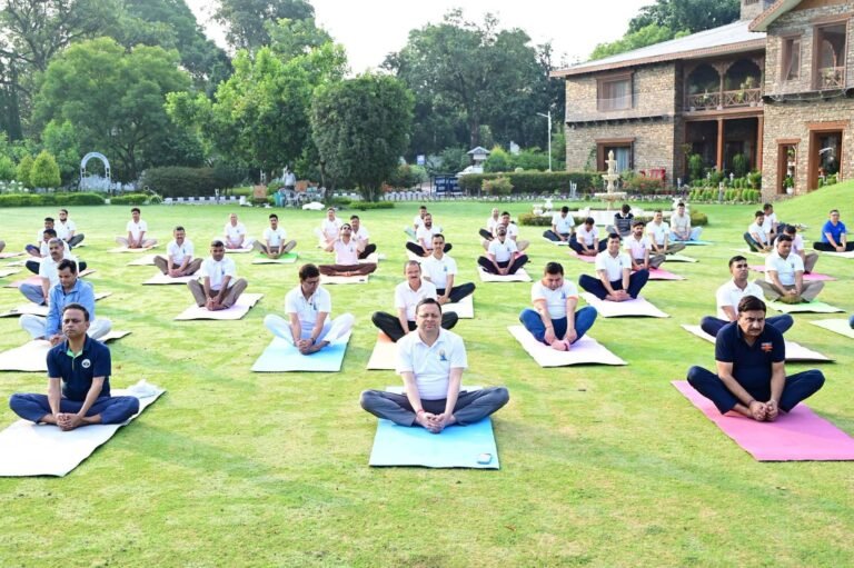 “योग से स्वस्थ उत्तराखंड का संकल्प: सीएम धामी ने अधिकारियों संग किया योगाभ्यास, अंतरराष्ट्रीय योग दिवस पर प्रदेशवासियों से की बड़ी अपील”