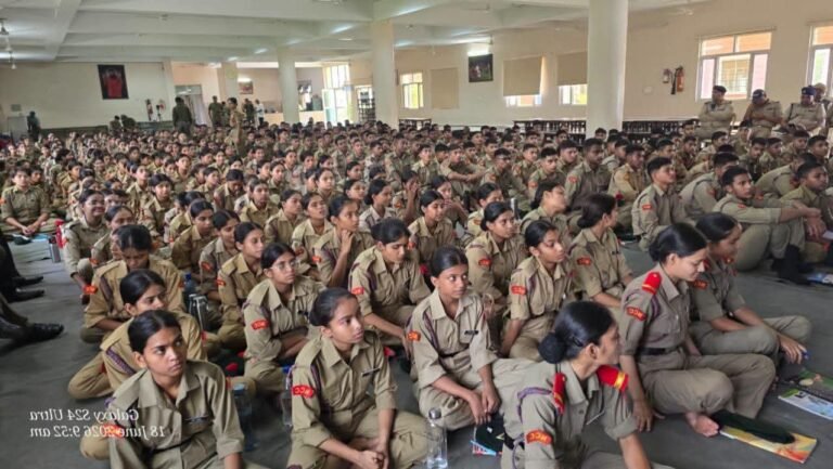 “नशे से दूरी, साइबर अपराध से सतर्कता” का संदेश लेकर पतंजलि यूनिवर्सिटी पहुंची हरिद्वार पुलिस, एनसीसी कैंप में 500 कैडेट्स को दी महत्वपूर्ण जानकारी, हेल्पलाइन नंबरों से भी कराया अवगत”