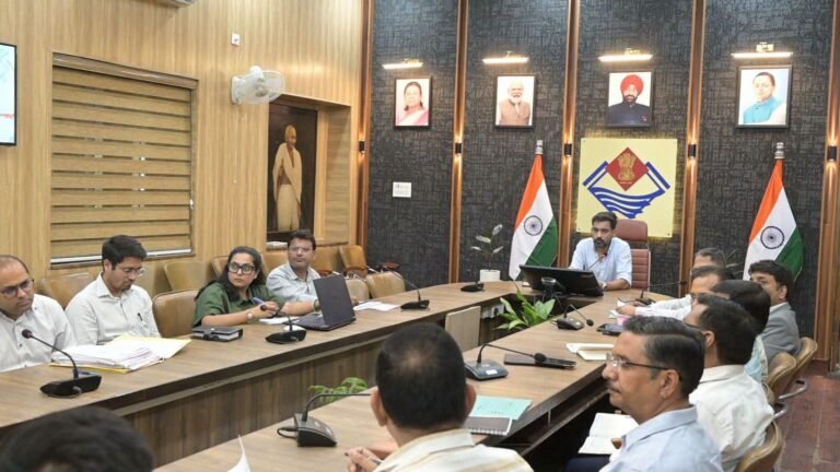 “अर्द्धकुंभ 2027 की महातैयारी! त्रिवेणी घाट से गंगा कॉरिडोर तक बदलेगा ऋषिकेश का स्वरूप, ₹156 करोड़ की परियोजनाओं पर डीएम की बड़ी समीक्षा”