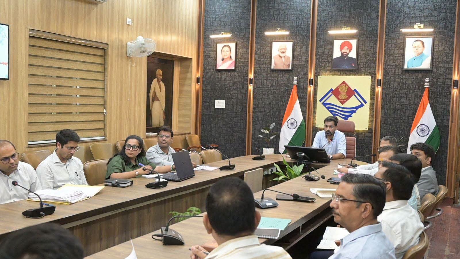 “अर्द्धकुंभ 2027 की महातैयारी! त्रिवेणी घाट से गंगा कॉरिडोर तक बदलेगा ऋषिकेश का स्वरूप, ₹156 करोड़ की परियोजनाओं पर डीएम की बड़ी समीक्षा”