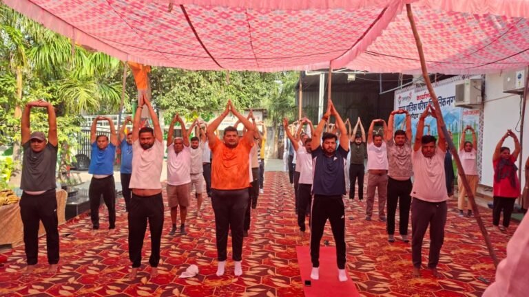 “योग की शक्ति से गूंजा शिवालिक नगर: अध्यक्ष राजीव शर्मा के नेतृत्व में हजारों लोगों ने किया सामूहिक योग, स्वस्थ भारत का दिया संदेश”