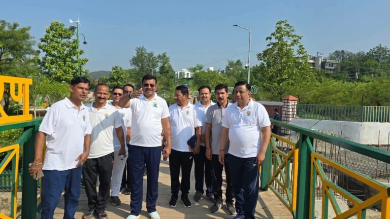 “देवभूमि में गूंजा योग का महाकुंभ: मुख्य सचिव आनंद बर्धन के साथ 1000 से अधिक लोगों ने किया सामूहिक योग, सिटी फॉरेस्ट पार्क बना स्वास्थ्य का नया तीर्थ”