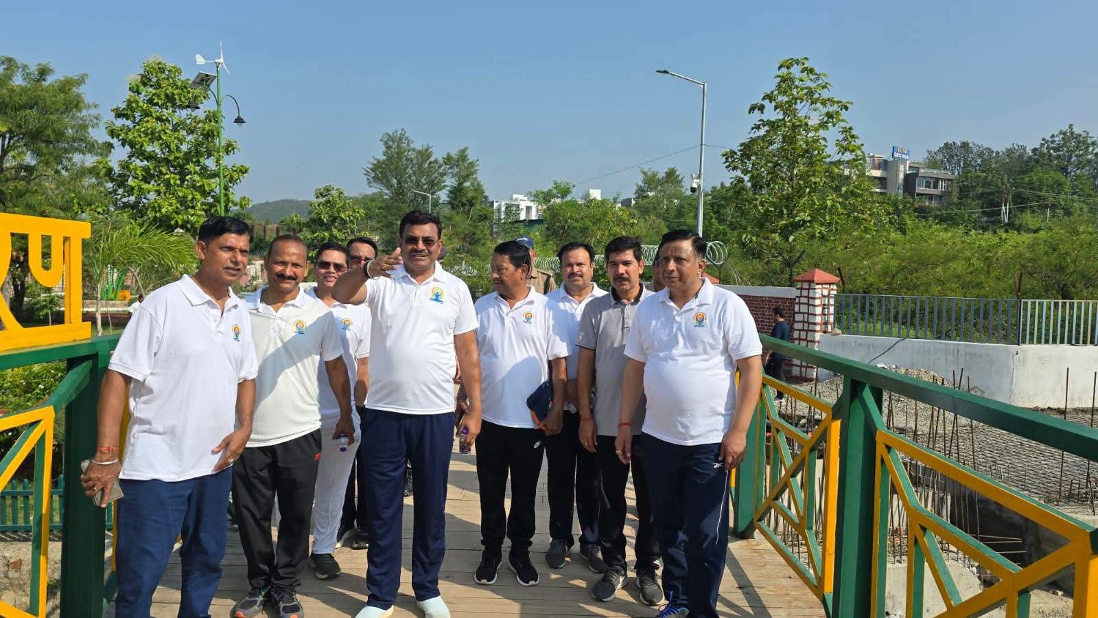 “देवभूमि में गूंजा योग का महाकुंभ: मुख्य सचिव आनंद बर्धन के साथ 1000 से अधिक लोगों ने किया सामूहिक योग, सिटी फॉरेस्ट पार्क बना स्वास्थ्य का नया तीर्थ”
