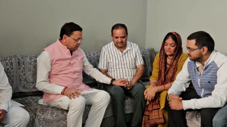 “शहीद लेफ्टिनेंट बीरेश्वर गोस्वामी के घर पहुंचे सीएम धामी, नम आंखों से दी श्रद्धांजलि; बोले– राष्ट्र हमेशा याद रखेगा वीर सपूत का सर्वोच्च बलिदान”