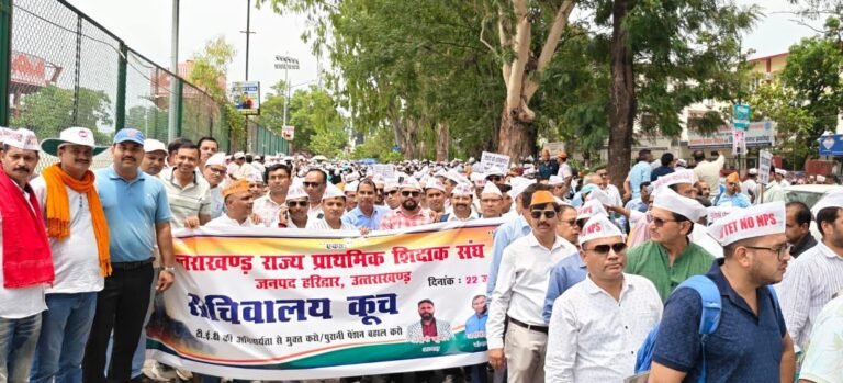 “टीईटी की तलवार पर उबला शिक्षक आक्रोश: हजारों शिक्षकों ने किया सचिवालय घेराव, बोले—’सेवा का सम्मान करो, टीईटी की बाध्यता खत्म करो'”