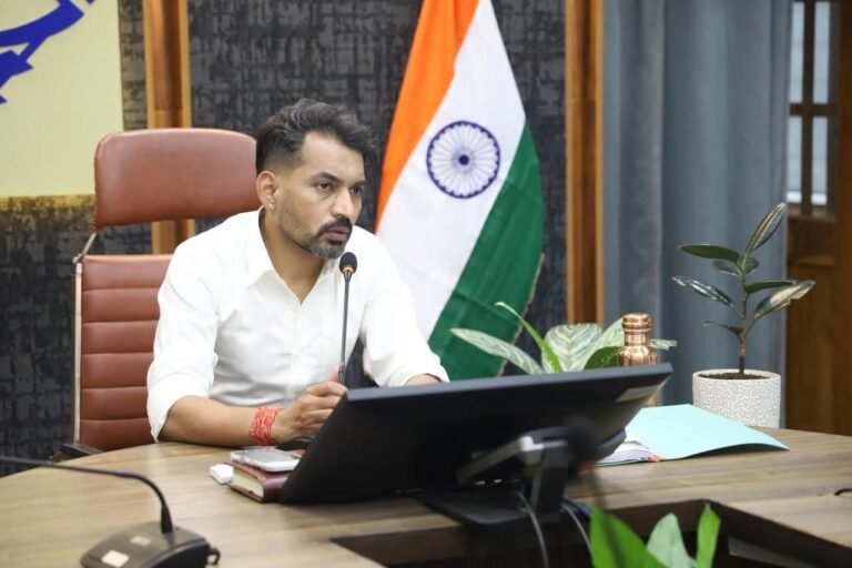 “देहरादून में डीएम डॉ. आशीष चौहान का बड़ा एक्शन: 6 माह की लापरवाही पर इंजीनियर को प्रतिकूल प्रविष्टि, रात में होंगे विकास कार्य, देरी करने वाली एजेंसियों पर चलेगा जुर्माना और मुकदमा”