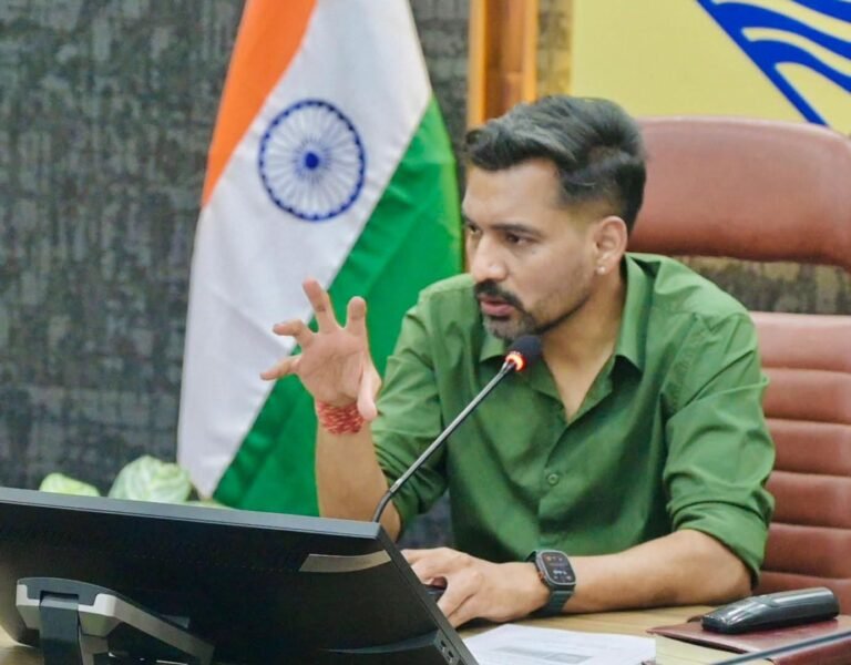 “देहरादून के डीएम आशीष चौहान का बैंकों पर बड़ा प्रहार: ‘गरीबों को कर्ज के जाल में फंसाया तो होगी सख्त कार्रवाई’, SBI समेत कई बैंकों की कार्यशैली पर उठे सवाल”