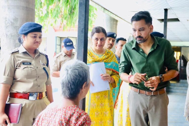 “नारी निकेतन से बाल सुधार गृह तक पहुंचे डीएम डॉ. आशीष चौहान, सुरक्षा-स्वास्थ्य व्यवस्थाओं की ली कड़ी परीक्षा; बच्चों और महिलाओं के बेहतर भविष्य के लिए दिए सख्त निर्देश”