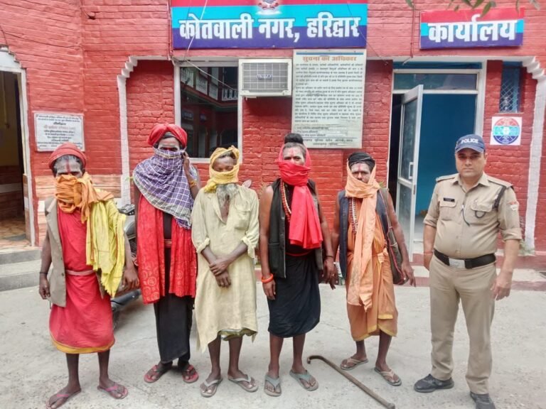 “धर्म की आड़ में ठगी करने वाले 5 फर्जी बाबा हरिद्वार पुलिस के हत्थे चढ़े, भोले-भाले लोगों की आस्था से खिलवाड़ करने वालों पर चला पुलिस का शिकंजा, आगे भी जारी रहेगी सख्त कार्रवाई।”