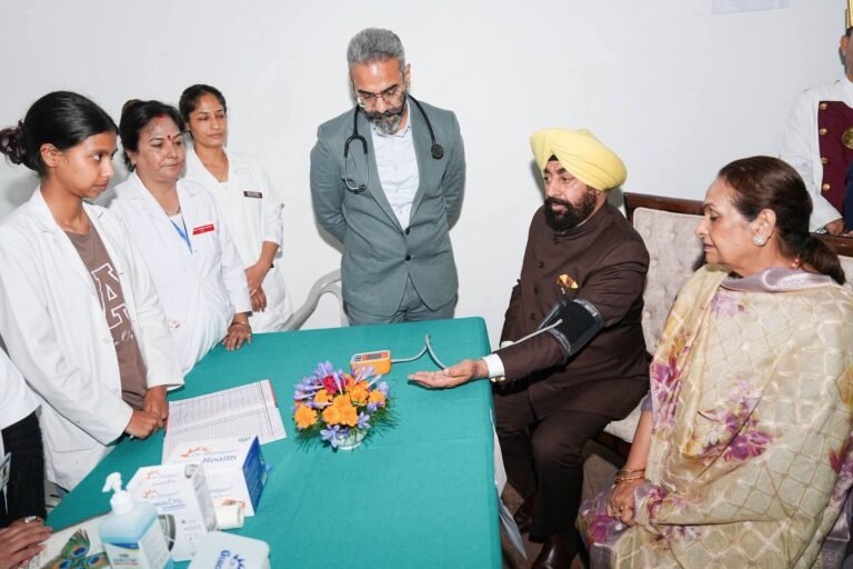 “स्वास्थ्य पर राज्यपाल गुरमीत सिंह का बड़ा फोकस! लोक भवन में लगा मेगा हेल्थ कैंप, विशेषज्ञ डॉक्टरों ने की 150 लोगों की जांच, उत्कृष्ट चिकित्साकर्मियों का हुआ सम्मान”