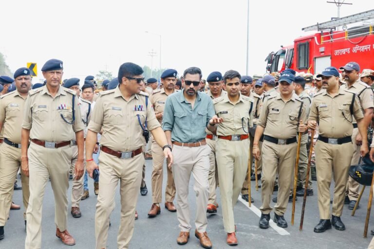 “उत्तराखंड बॉर्डर हाई अलर्ट: पांवटा साहिब सीमा पर डटे डीएम-एसएसपी, निहंग समुदाय से वार्ता जारी, प्रशासन बोला—शांति भंग नहीं होने देंगे”