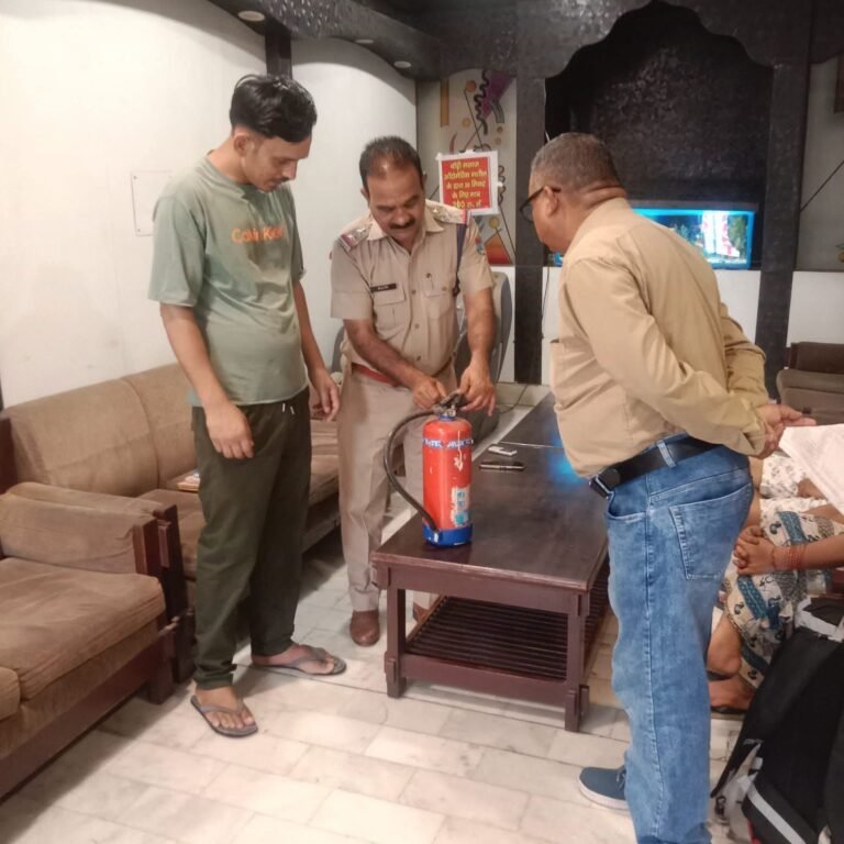 “हरिद्वार में अग्निशमन विभाग का बड़ा सुरक्षा अभियान, होटल-रेस्टोरेंट से लेकर मनसा देवी और चंडी देवी मंदिर तक हुई अग्नि सुरक्षा की कड़ी जांच”