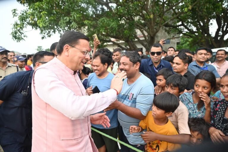 “रामनगर में बच्चों के बीच पहुंचे मुख्यमंत्री पुष्कर सिंह धामी, सेल्फी और तस्वीरों की लगी होड़, सफलता, अनुशासन और उज्ज्वल भविष्य का दिया अनमोल संदेश”