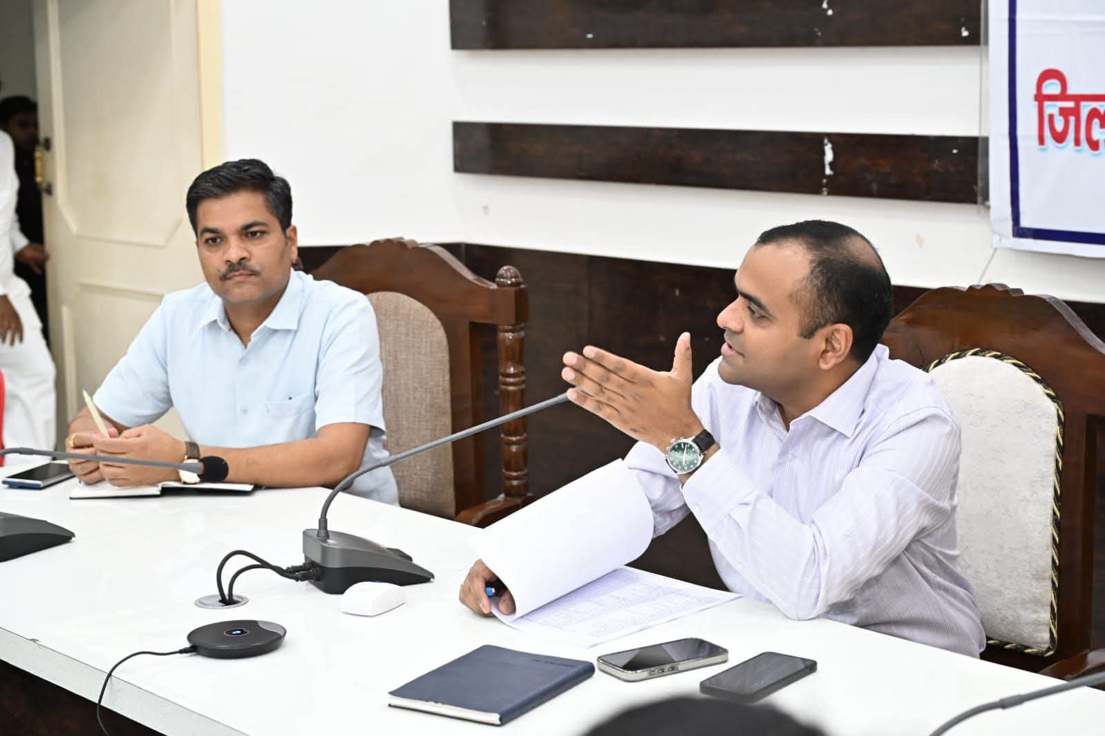 “हर पात्र मतदाता का नाम, अपात्र पर सख्त निगरानी! डीएम मयूर दीक्षित का बड़ा एक्शन प्लान, विशेष गहन पुनरीक्षण अभियान में एईआरओ को दिए कड़े निर्देश”