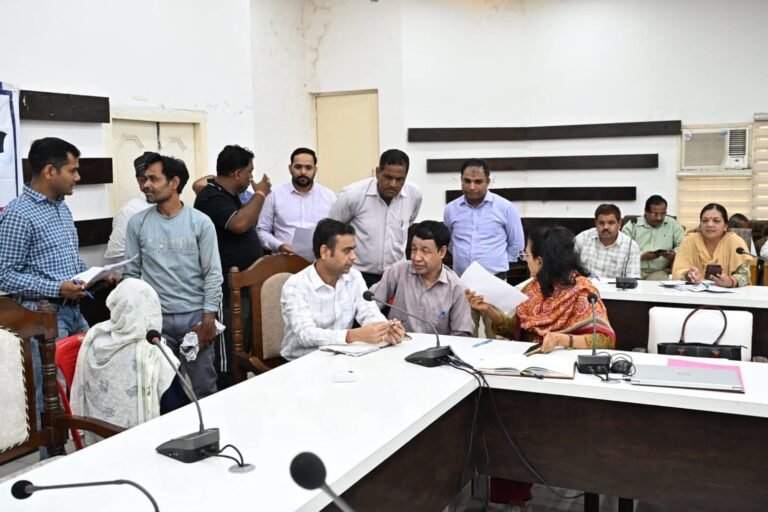 “जनता की आवाज़ पर प्रशासन का एक्शन! एडीएम वैभव गुप्ता की जनसुनवाई में 44 शिकायतें पहुंचीं, 22 समस्याओं का मौके पर निस्तारण, लापरवाह अधिकारियों को सख्त चेतावनी”