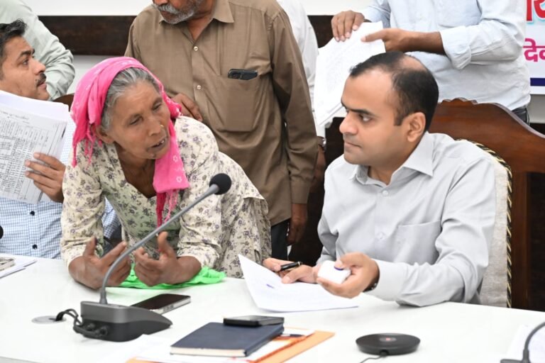 “हरिद्वार जनसुनवाई में डीएम मयूर दीक्षित का सख्त एक्शन मोड: 65 शिकायतें, 32 का मौके पर समाधान, अधिकारियों को साफ चेतावनी—अब लापरवाही नहीं चलेगी!”