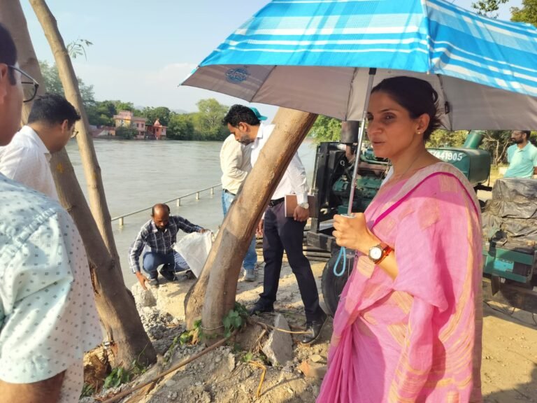 “कुंभ-2027 की तैयारियों में नहीं चलेगी लापरवाही! मेलाधिकारी सोनिका का बड़ा निरीक्षण अभियान, निर्माण सामग्री के नमूने मौके से उठवाकर भेजे जांच को, घाटों से लेकर सीसीआर-2 भवन तक गुणवत्ता पर कसी लगाम”