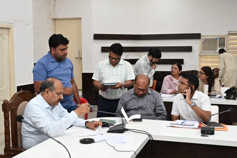“जनता की अदालत में प्रशासन जवाबदेह: 85 शिकायतों पर सुनवाई, 43 का तत्काल निस्तारण; सीएम हेल्पलाइन की लंबित शिकायतों पर सीडीओ का सख्त अल्टीमेटम”