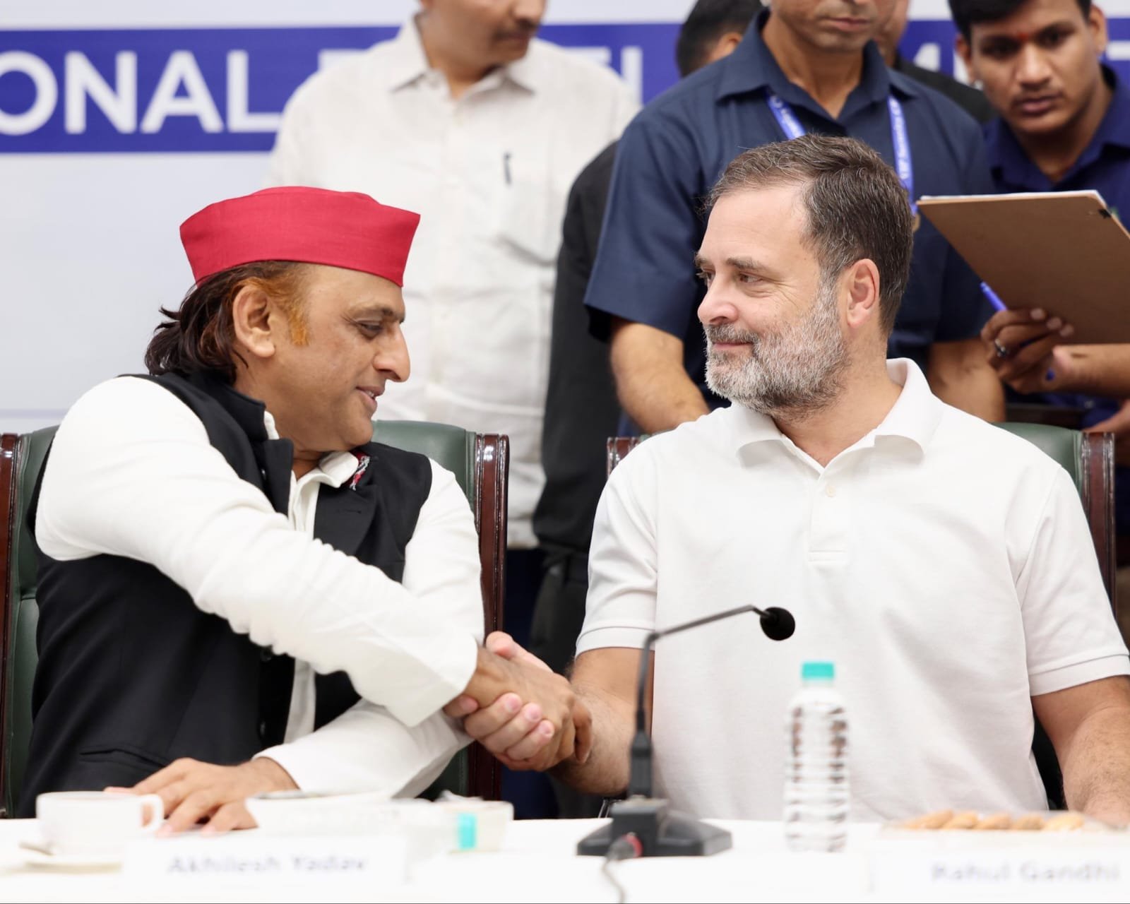 “राहुल-अखिलेश की मुस्कान का क्या है राज? दिल्ली में हुई मुलाकात के बाद यूपी मिशन-2027 और सीट बंटवारे पर तेज हुई सियासी चर्चाएं”