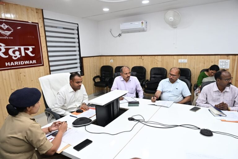 “मानसून पर धामी सरकार का बड़ा एक्शन: 15 नवंबर तक गड्ढा मुक्त होंगी सभी सड़कें, गर्भवती महिलाओं से लेकर चारधाम मार्ग तक विशेष निगरानी के निर्देश”
